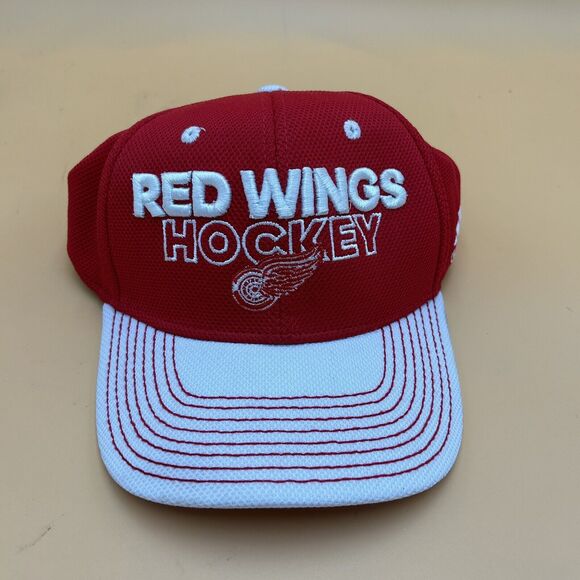 Detroit Red Wings NHL Adidas Red Two Tone Locker Room Hat Cap Men's Flex S/M - Picture 1 of 6